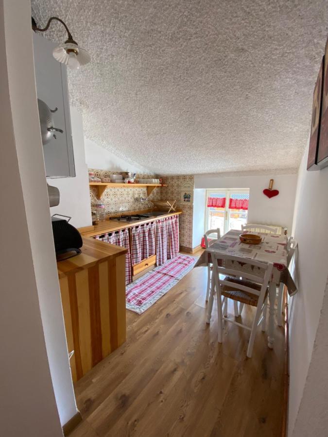 Mansarda Petronilla Apartment Piazzatorre Bagian luar foto