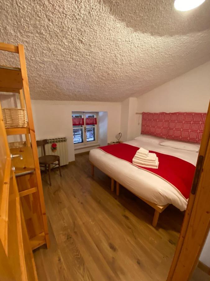 Mansarda Petronilla Apartment Piazzatorre Bagian luar foto