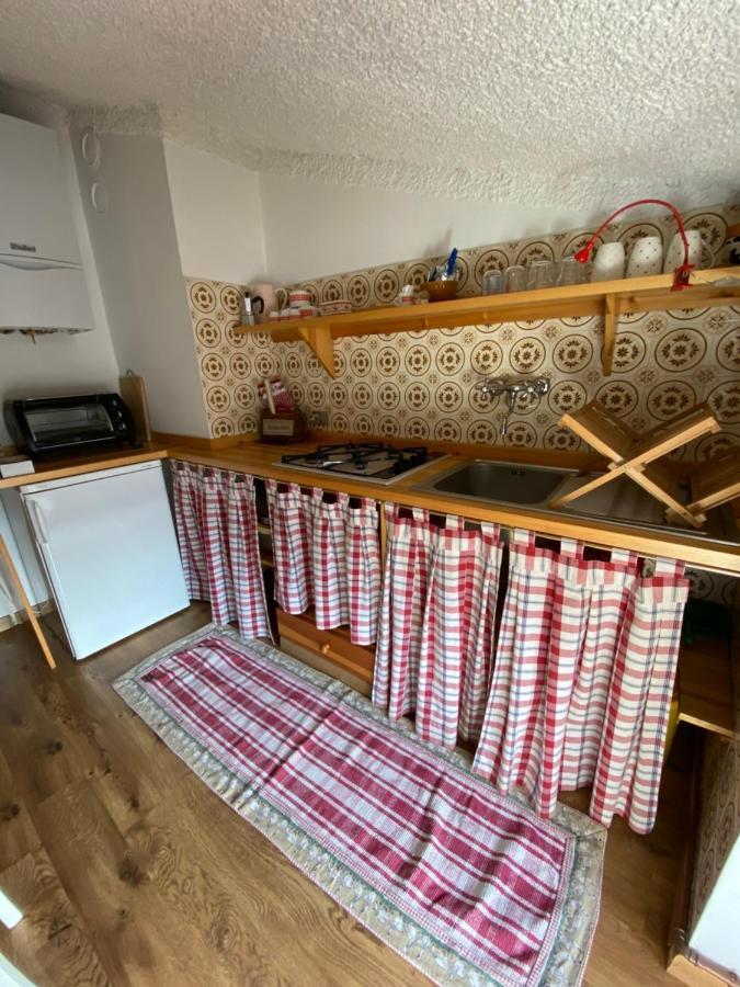 Mansarda Petronilla Apartment Piazzatorre Bagian luar foto