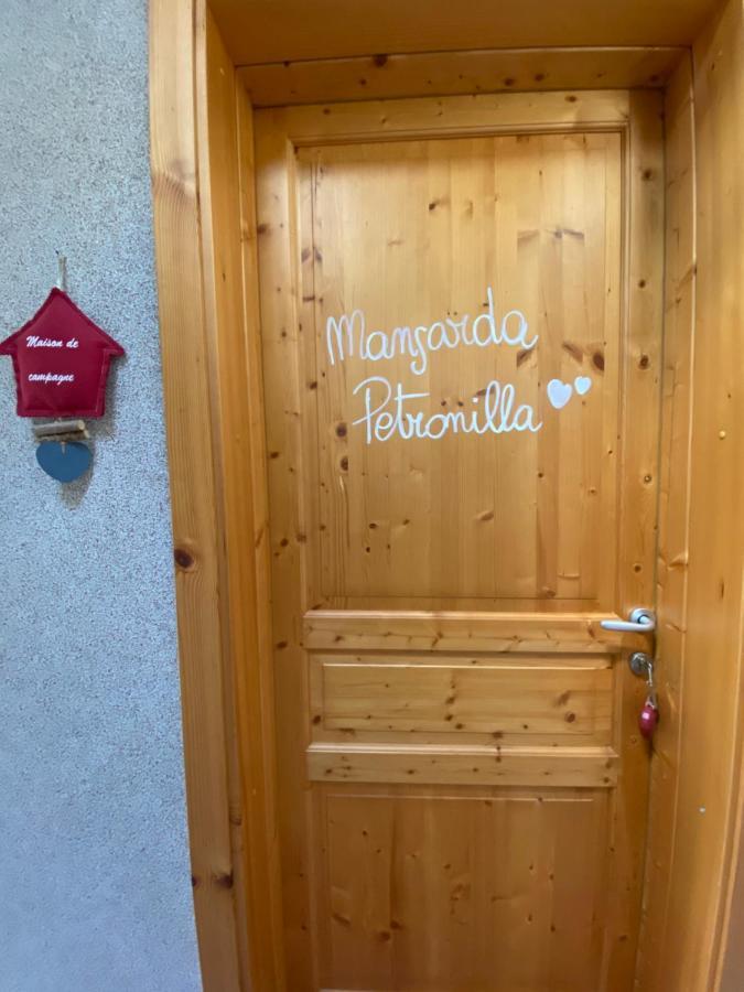 Mansarda Petronilla Apartment Piazzatorre Bagian luar foto