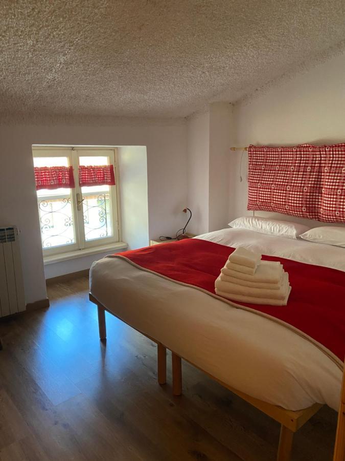 Mansarda Petronilla Apartment Piazzatorre Bagian luar foto