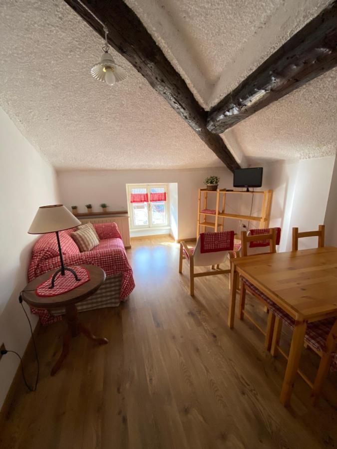 Mansarda Petronilla Apartment Piazzatorre Bagian luar foto