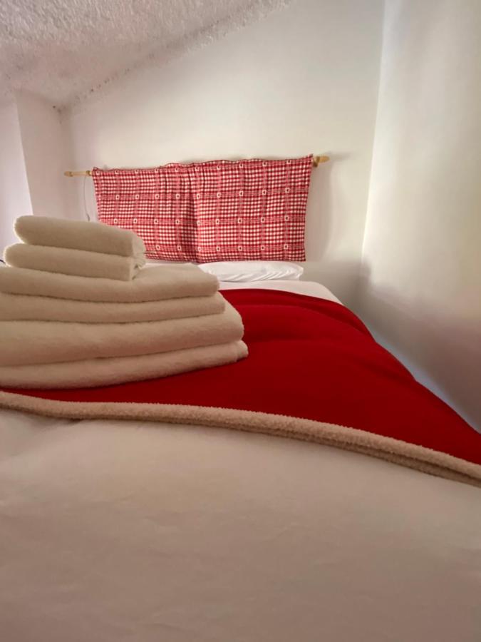 Mansarda Petronilla Apartment Piazzatorre Bagian luar foto