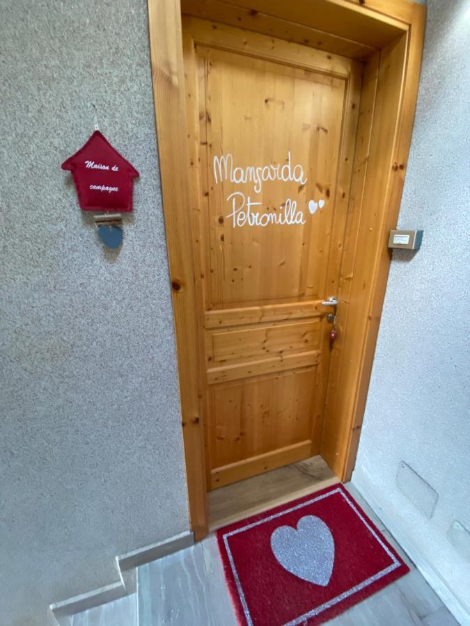 Mansarda Petronilla Apartment Piazzatorre Bagian luar foto