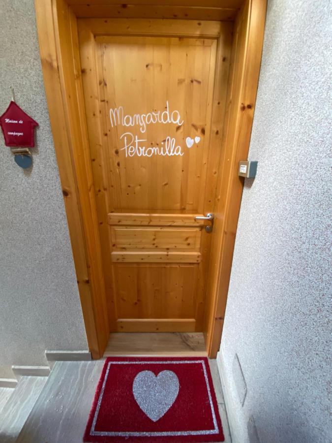 Mansarda Petronilla Apartment Piazzatorre Bagian luar foto