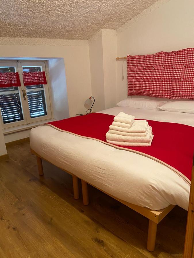 Mansarda Petronilla Apartment Piazzatorre Bagian luar foto