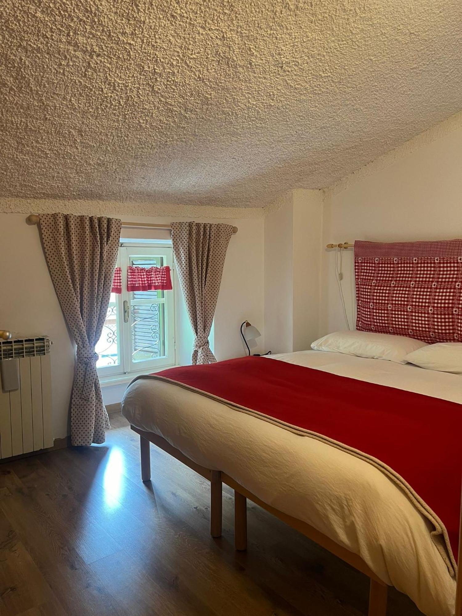 Mansarda Petronilla Apartment Piazzatorre Bagian luar foto
